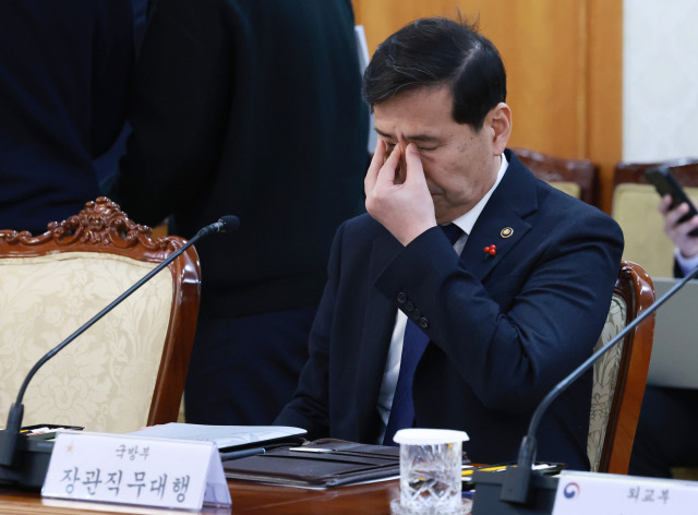 국방부 장관 직무대행인 김선호 차관이 지난달 12월 27일 정부서울청사에서 열린 국가안전보장회의(NSC)에 참석해 회의 시작을 기다리고 있다. 12·3 비상계엄 여파로 연일 군에 대한 질타가 쏟아져 고민이 깊은 모습이다. 연합뉴스