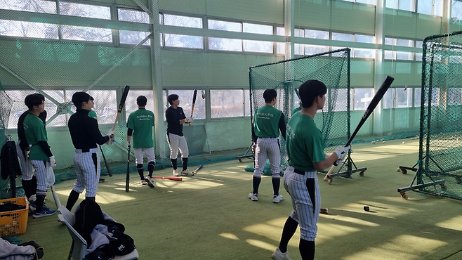 지난 연말 실내 연습장에서 타격 훈련하는 성균관대 야구부 선수들. 수원|배재흥 기자