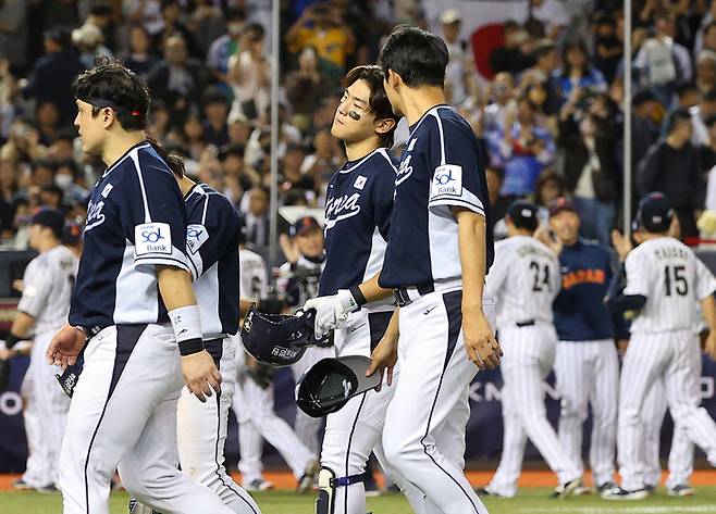 지난해 11월 프리미어12에 출전한 야구 대표팀이 일본에 진 뒤 아쉬워하고 있다. 연합뉴스