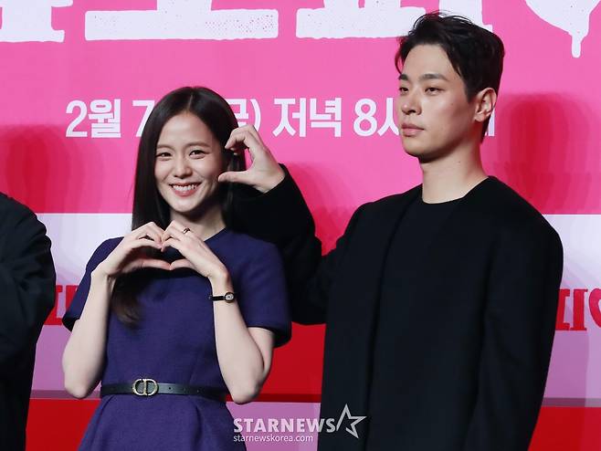 배우 박정민, 지수가 7일 오전 서울 여의도 콘래드호텔에서 진행된 쿠팡플레이 오리지널 시리즈 '뉴토피아' 제작발표회에서 포즈를 취하고 있다. 군인 재윤과 곰신 영주가 좀비에 습격당한 서울 도심을 가로질러 서로에게 달려가는 이야기 '뉴토피아'는 2월 7일 공개된다. /2025.01.07 /사진=이동훈 photoguy@