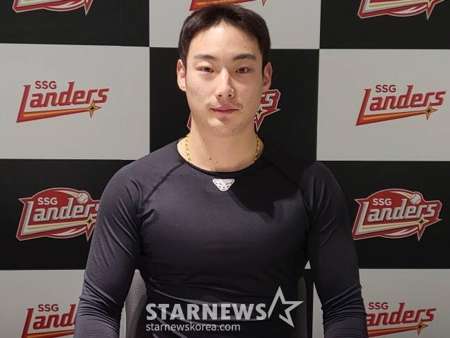 SSG 최지훈이 7일 인천 SSG랜더스필드에서 개인 훈련을 마치고 스타뉴스와 인터뷰를 하고 있다. /사진=안호근 기자