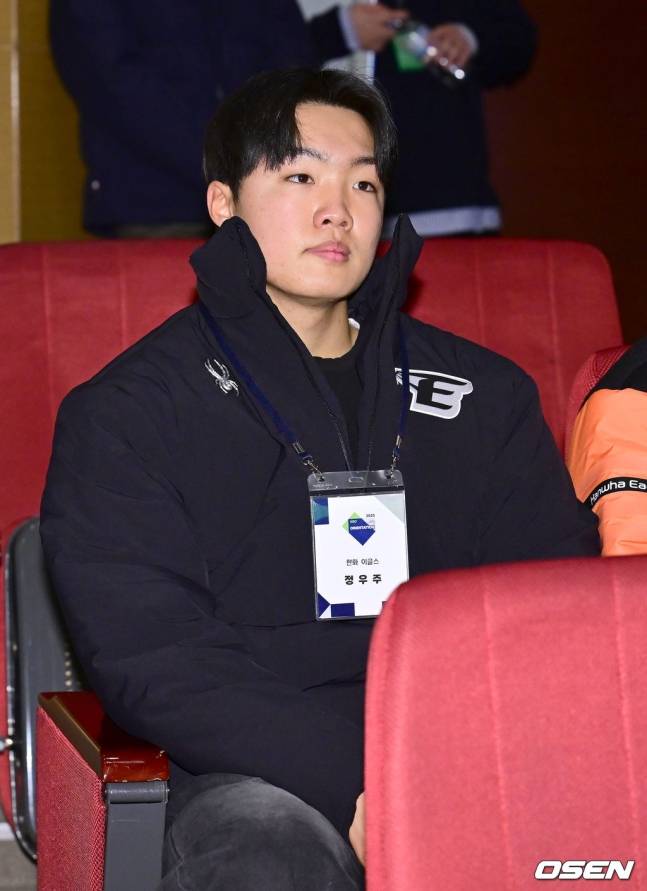 한화 정우주가 7일 대전 컨벤션센터에서 열린 2025 KBO 신인 오리엔테이션에서 경청하고 있다.