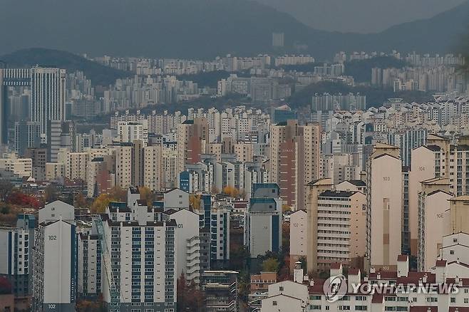 서울 시내 아파트 (서울=연합뉴스) 류효림 기자 = 사진은 이날 서울 인왕산에서 바라본 서울 시내 아파트 모습. 2024.11.26 ryousanta@yna.co.kr