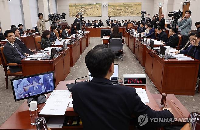 의사봉 두드리는 김영호 교육위원장 [연합뉴스 자료사진=박동주 기자]