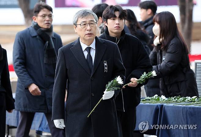 이동하는 정근식 교육감 (서울=연합뉴스) 김도훈 기자 = 정근식 서울시교육감이 31일 오전 서울시청 본관 앞에 마련된 제주항공 여객기 희생자 합동분향소에서 헌화하기 위해 이동하고 있다. 2024.12.31 [공동취재] superdoo82@yna.co.kr