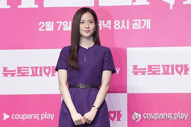 사랑스러운 지수 (서울=연합뉴스) 강민지 기자 = 가수 겸 배우 지수가 7일 오전 서울 영등포구 콘래드 호텔에서 열린 쿠팡플레이 시리즈 '뉴토피아' 제작발표회에서 감독과 배우드링 포즈를 취하고 있다.  2025.1.7 mjkang@yna.co.kr