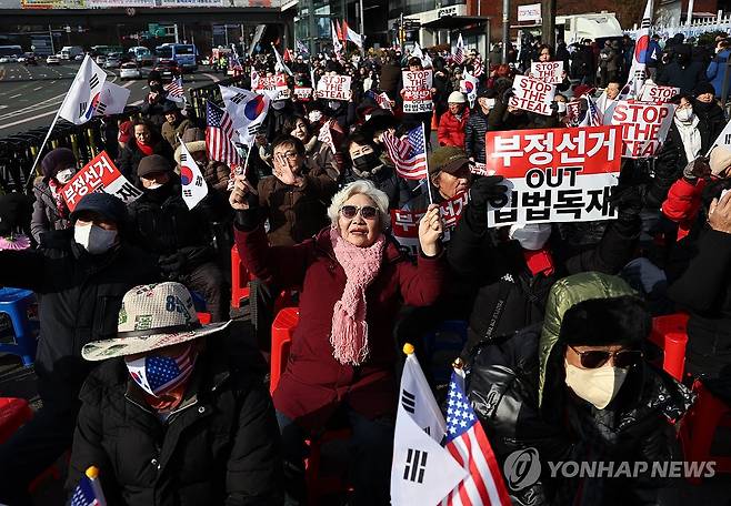 대통령 탄핵 반대 목소리 내는 보수단체 (서울=연합뉴스) 윤동진 기자 = 7일 오후 서울 한남동 대통령 관저 인근에서 탄핵 무효를 촉구하는 집회가 열리고 있다. 2025.1.7 mon@yna.co.kr