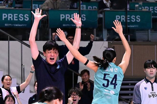 기뻐하는 이영택 GS칼텍스 감독 (서울=연합뉴스) 이영택 GS칼텍스 감독이 7일 서울 장충체육관에서 열린 프로배구 여자부 흥국생명과 홈 경기 5세트에서 득점한 오세연과 손을 마주치고 있다. [GS칼텍스 배구단 제공. 재판매 및 DB금지]