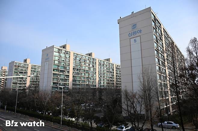 8일 법정관리를 신청한 신동아건설이 시공하는 '검단신도시 파밀리에 엘리프'가 모집공고를 취소했다. 사진은 신동아 이촌 아파트 모습./사진=이명근 기자 qwe123@