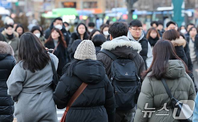 서울 아침 기온이 -6도까지 떨어지며 강추위가 찾아온 지난 7일 오전 서울 종로구 광화문네거리에서 시민들이 발걸음을 옮기고 있다. 2025.1.7/뉴스1 ⓒ News1 임세영 기자