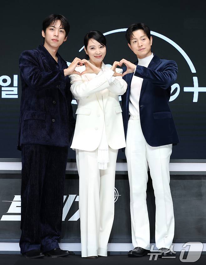 배우 주종혁(왼쪽부터)과 김혜수, 정성일이 8일 서울 영등포구 콘래드호텔에서 열린 디즈니+(플러스) 새 오리지널 시리즈 '트리거’ 제작발표회에 참석해 하트를 그리고 있다. ⓒ News1 권현진 기자