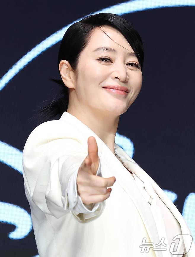 배우 김혜수가 8일 서울 영등포구 콘래드호텔에서 열린 디즈니+(플러스) 새 오리지널 시리즈 '트리거’ 제작발표회에 참석해 포즈를 취하고 있다. ⓒ News1 권현진 기자