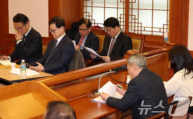 윤석열 대통령측 변호인단인 배보윤(왼쪽부터), 배진한, 최거훈, 도태우, 서성건, 김계리 변호사가 3일 오후 서울 종로구 헌법재판소에서 열린 윤석열 대통령 탄핵심판 2차 변론준비기일에 출석해 있다. (공동취재) 2025.1.3/뉴스1 ⓒ News1 임세영 기자