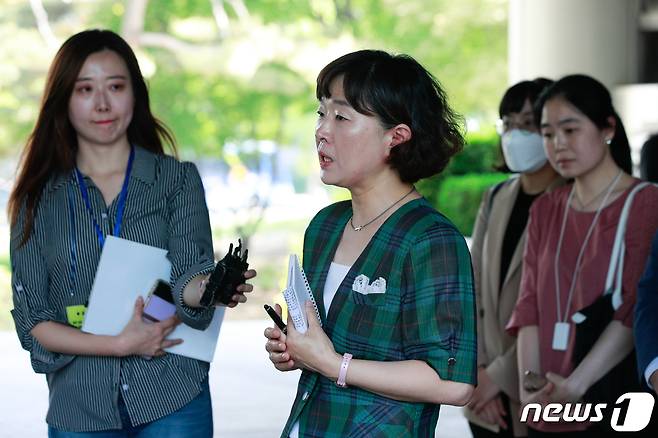 민주사회를위한변호사모임의 김수정 변호사가 16일 오후 서울 서초구 중앙지방법원 동관 앞에서 신송혁(48·아담크랩서) 씨가 홀트아동복지회와 정부를 상대로 낸 손해배상 선고 결과와 관련, 변호인단 입장을 밝히고 있다. 서2023.5.16/뉴스1 ⓒ News1 안은나 기자