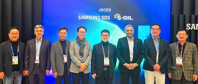 7일 미국 라스베이거스 CES 2025 행사장에서 S-OIL 안와르 알 히즈아지 CEO(왼쪽 3번째)와 류열 사장(왼쪽 5번째) 등 경영진이 삼성 SDS 전시장을 참관하고, 이 회사 이준희 대표(왼쪽 4번째) 등 관계자들과 사진촬영을 하고 있다./S-OIL 제공