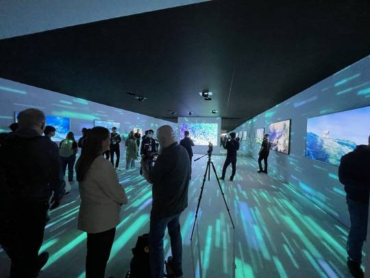 7일(현지시간) 미 라스베이거스 컨벤션센터(LVCC) 센트럴홀 삼성전자 부스에 마련된 아트 갤러리 공간에 수많은 관람객들이 몰려 있다. 이 공간은 입장수가 제한된다 장우진 기자