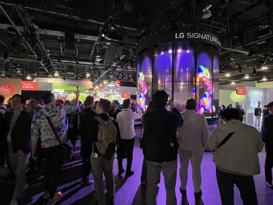 7일(현지시간) 미 라스베이거스 컨벤션센터(LVCC) 센트럴홀 LG전자 부스 중앙에 마련된 미디어 아트 조형물에 수많은 관람객들이 사진을 찍고 있다. 장우진 기자