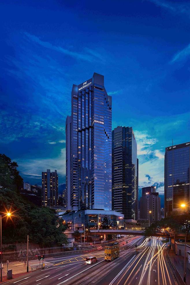 JW 메리어트 홍콩은 홍콩 섬의 중심부에 우뚝 자리한다. 복합상업공간 퍼시픽 플레이스와 바로 연결되어 있으며 애드미럴티 역을 지척에 뒀다.