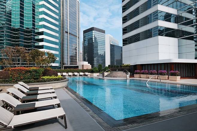 도심 스카이라인에 둘러싸인 야외 수영장은 협곡에 숨겨진 은밀한 오아시스 같아 프라이빗하게 시간을 보내기 좋다.