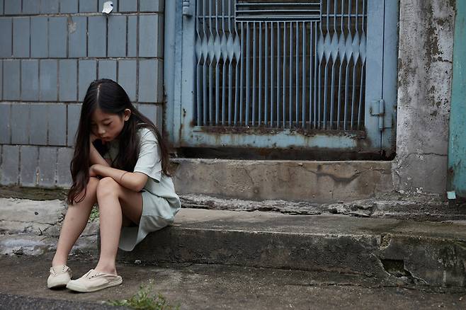 어린 시절 학대를 경험한 사람들은 사교 기회가 줄어들어 사회적 네트워크가 제한되기 쉽다. 게티이미지뱅크