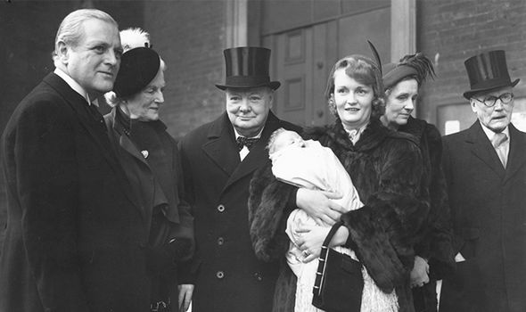 윈스턴 처칠(가운데)와 그의 며느리 파멜라 해리먼. 게티이미지뱅크