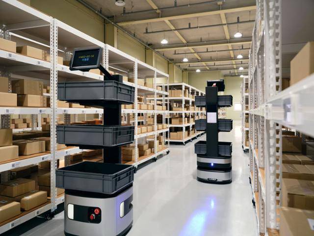 플로틱에서 개발한 자율주행 물류로봇이 창고 안에서 물건을 옮기는 시험을 하고 있다. 플로디라는 이름의 물류로봇은 최대 50kg의 물건을 나른다. 플로틱 제공