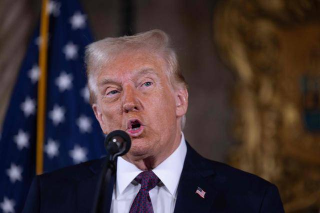 도널드 트럼프 미국 대통령 당선자가 7일 미 플로리다주 팜비치 마라라고의 개인 리조트에서 기자회견을 하고 있다. 팜비치=AFP 연합뉴스