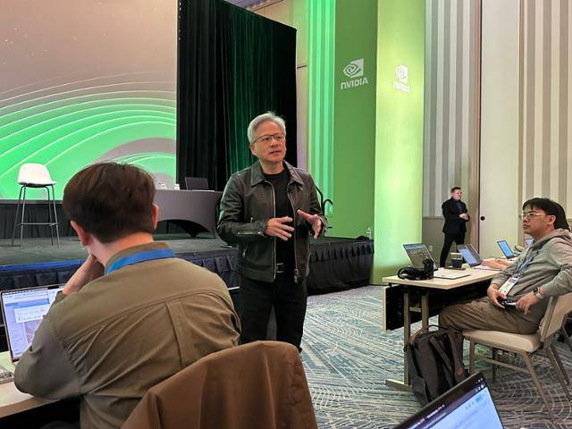 7일 미국 네바다주 라스베이거스 퐁텐블루호텔에서 열린 젠슨 황(왼쪽 두 번째) 엔비디아 최고경영자(CEO) 글로벌 기자간담회에서 황 CEO가 무대 아래로 내려와 취재진 질문에 답변하고 있다. 라스베이거스=이서희 특파원