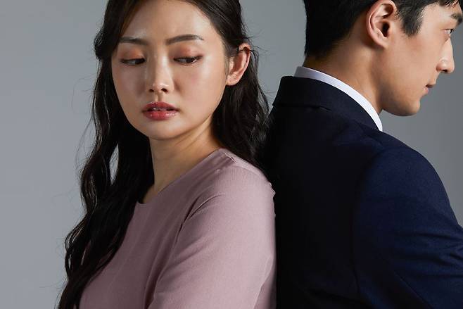 영국의 심리학자이자 틱톡커는 “상대방이 ▲나와의 눈 맞춤을 피하거나 ▲입술을 꾹 다물거나 ▲배꼽 방향을 돌리거나 ▲팔짱을 끼거나 ▲억지스러운 미소를 지으면 무관심하다는 것을 뜻한다”고 말했다./사진=게티이미지뱅크
