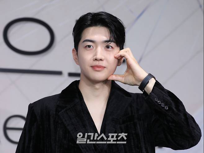 배우 강훈이 4일 오전 서울 중구 앰배서더 서울 풀만에서 열린 넷플릭스 오리지널 시리즈 ‘너의 시간 속으로’ 제작발표회에 참석해 포즈를 취하고 있다. ‘너의 시간 속으로’는 1년 전 세상을 떠난 남자친구를 그리워하던 준희가 운명처럼 1998년으로 타임슬립해 남자친구와 똑같이 생긴 시헌과 친구 인규를 만나고 겪게 되는 미스터리 로맨스로 오는 8일 공개. 서병수 기자 qudtn@edaily.co.kr /2023.09.04/