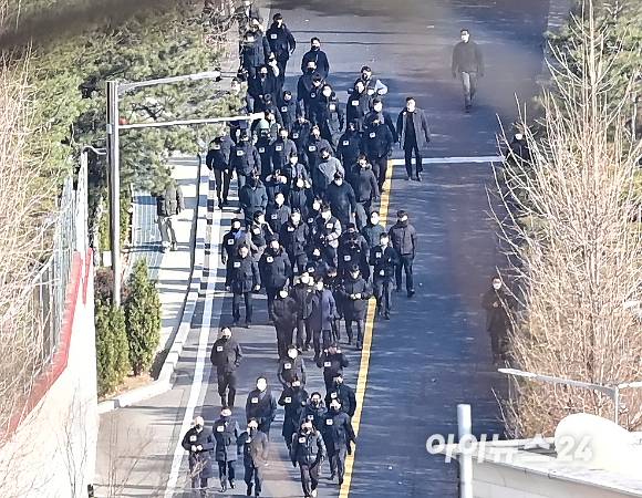 윤석열 대통령의 체포영장 집행에 나선 3일 서울 용산구 한남동 대통령 관저에서 공수처 직원들이 철수하고 있다. [사진=곽영래 기자]