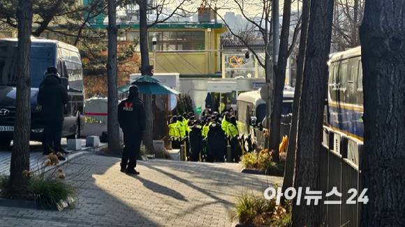 고위공직자범죄수사처가 윤석열 대통령 체포영장 집행에 나선 3일 오전 서울 한남동 관저 진입문 앞에서 경찰관들이 대기하고 있다. [사진=정진성 기자]