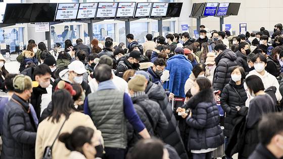 코로나19 사태 이후 비행기가 지연 출발하는 사고가 잦다. 요즘 여행자보험은 비행기 지연, 결항 시에도 보상금을 지급하는 특약을 갖췄다. 사진은 2023년 폭설 탓에 대량 지연 사태가 발생한 제주공항. 연합뉴스