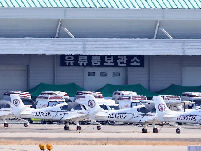 지난 2일 오전 전남 무안군 무안국제공항 공항 차고지에 붙은 유류품 보관소의 모습. 연합뉴스