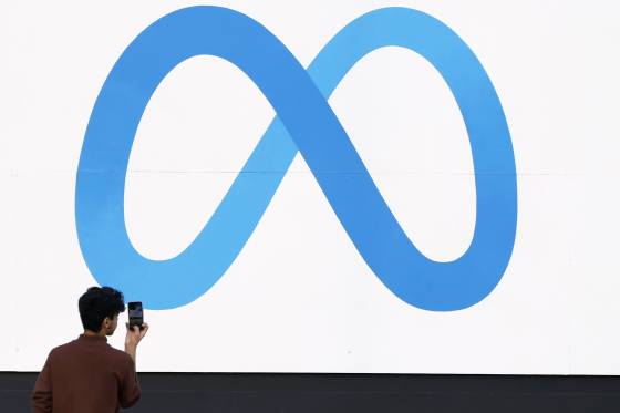 7일(현지시간) 미국 캘리포니아주 멘로파크에 있는 메타 본사 앞. EPA=연합뉴스