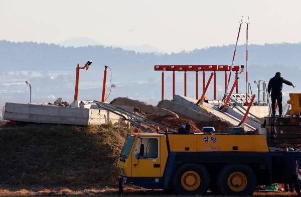 8일 전남 무안군 무안국제공항 제주항공 여객기 참사 현장에서 수습 당국 관계자가 수습 작업하고 있다. 연합뉴스