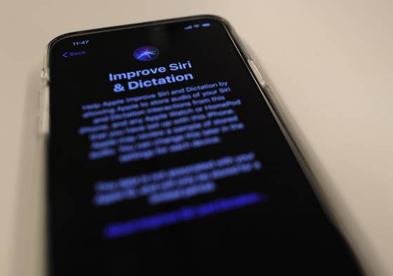 An iPhone screen displays the Siri option to share Siri audio data with Apple to improve its voice assistant [AP/YONHAP]