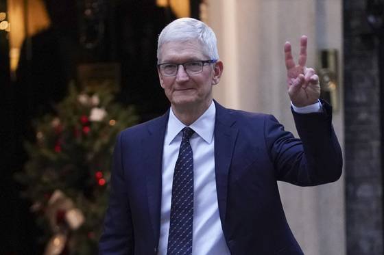 Apple CEO Tim Cook in London On Dec. 11 [AP/YONHAP]