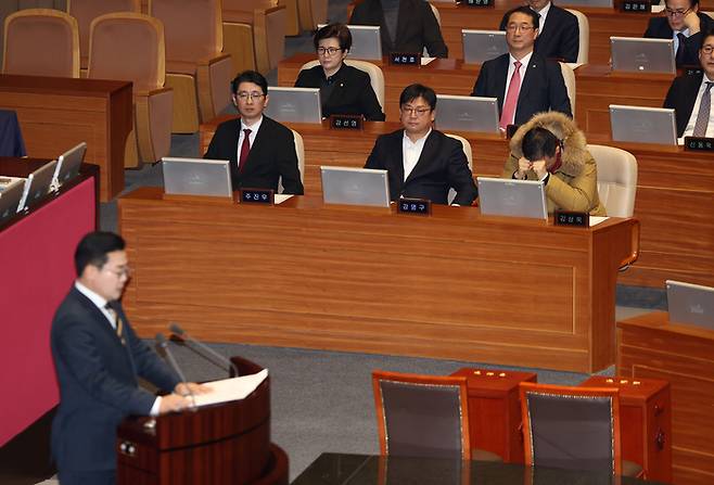 김상욱 국민의힘 의원이 지난해 12월 14일 윤석열 대통령 탄핵 소추안 표결이 열리는 국회 본회의장에서 두 손을 모은 채 고개를 숙이고 있다. [사진 출처 = 연합뉴스]