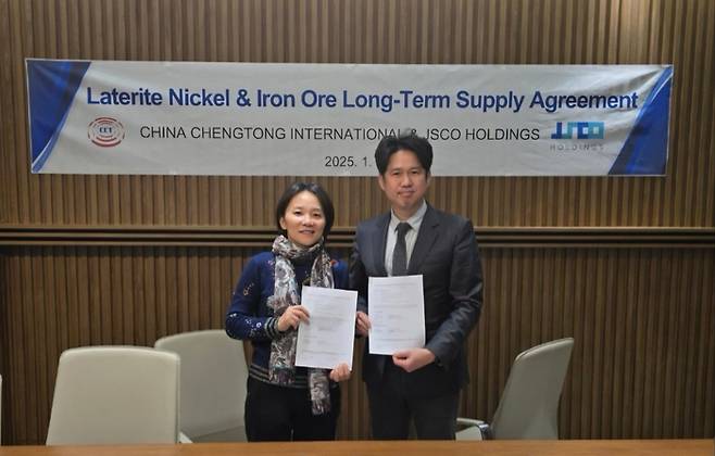 7일 경기도 안산시에 위치한 제이스코홀딩스 본사에서 펑잉  차이나청통인터내셔날 부사장(왼쪽)과 한상민 제이스코홀딩스 대표가 합의각서 체결 후 사진을 촬영하고 있다. [사진제공=제이스코홀딩스]