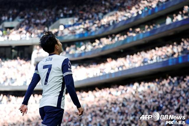 이제 계약 문제는 어느 정도 해결한 손흥민이다. 이제는 그의 말대로 바닥을 치고 올라갈 차례다. 토트넘은 현재 7승 3무 10패를 기록, 12위에 머물러 있다. 다만 이제 전반기가 끝났을 뿐이다. 그리고 카라바오컵, FA컵, 유로파리그 등 굵직한 대회를 앞두고 있다. 손흥민이 반등한다면 토트넘도 힘을 받을 수 있다. 사진=AFPBBNews=News1