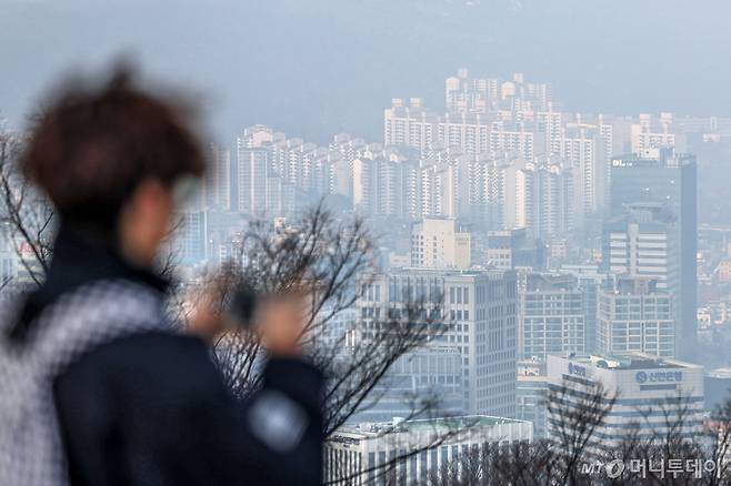 (서울=뉴스1) 민경석 기자 =  사진은 이날 서울 중구 남산에서 바라본 시내 아파트 밀집 지역. 2025.1.6/뉴스1  Copyright (C) 뉴스1. All rights reserved. 무단 전재 및 재배포,  AI학습 이용 금지.