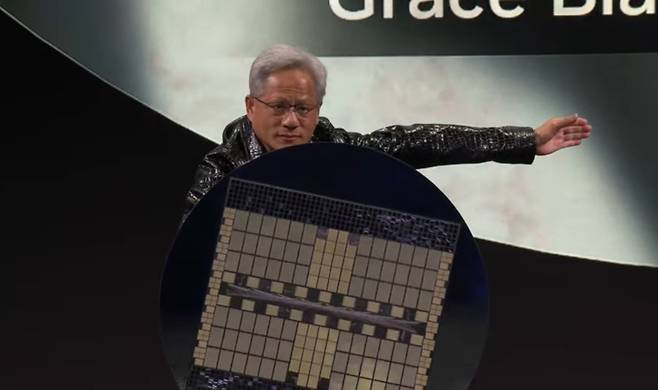 젠슨 황 엔비디아 CEO가 6일(현지시간) 미국 라스베이거스 만달레이베이 컨벤션센터에서 진행된 기조연설에서 블랙웰 GPU 기반의 ‘GB200 NVL72’ 플랫폼을 공개하고 있다.  [로이터]