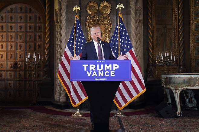 도널드 트럼프 미국 대통령 당선인이 7일(현지시간) 자신의 자택이 있는 플로리다주 팜비치 마러라고 리조트에서 당선 후 2번째 기자회견을 갖고 있다.[AP]