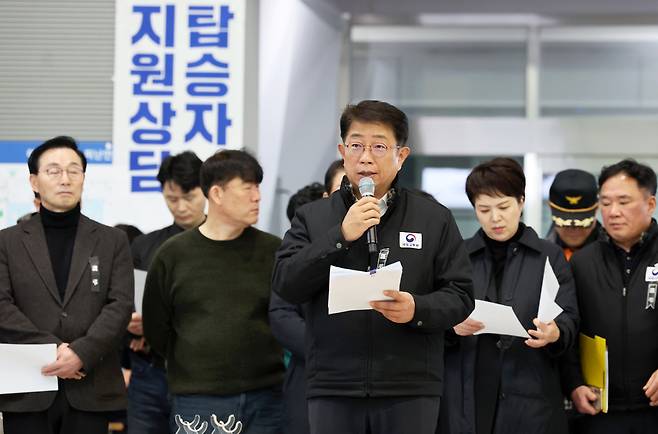박상우 국토교통부 장관이 지난 5일 오전 전남 무안국제공항에서 유가족을 대상으로 브리핑하고 있다. [연합]