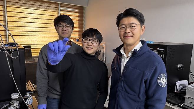 이번 연구를 수행한 KAIST 연구진. 김윤후(왼쪽부터) 전기및전자공학부 박사과정, 김병수 정보전자연구소 박사, 이정용 교수 [KAIST 제공]