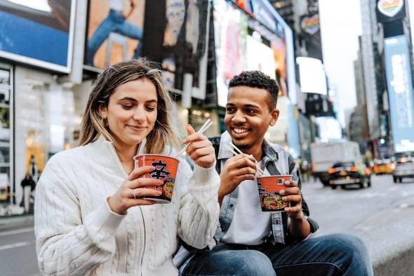 미국 소비자가 신라면을 즐기고 있는 모습. [농심 제공]