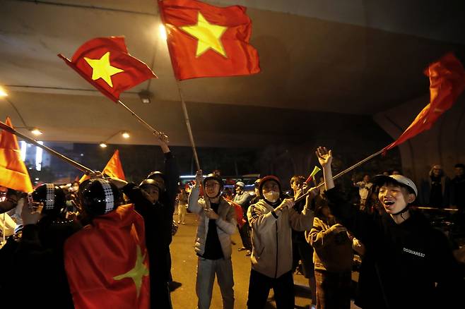 베트남 축구팬들이 지난 5일(현지시간) 미쓰비시컵 결승전에서 태국을 꺾고 우승하자 환호하고 있다.[EPA]