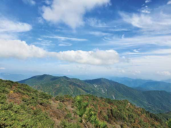 화악산 정상에서 본 남산. 왼쪽 봉우리가 정상이고 오른쪽으로 삼면봉, 바위지대 너머로 봉수대가 보인다.
