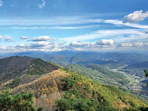 봉수대에서 삼면봉까지 이어지는 능선길. 중간에 바위지대가 보이고 오른쪽 아래로 미나리재배 비닐하우스가 많은 한재지역이 조망된다.